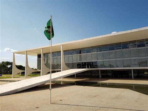 Bolsonaro Ordena Retirada De Bandeira Do Brasil Da Fachada Do Planalto