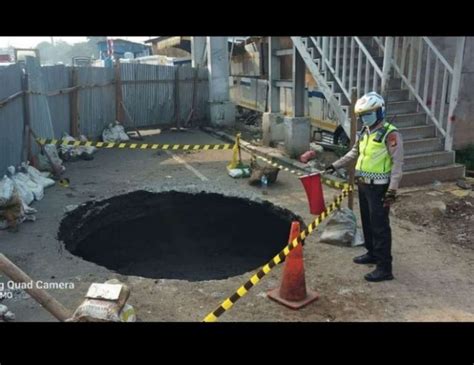 Viral Lubang Besar Menganga Di Sekitar Fly Over Pesing Jadi Sorotan