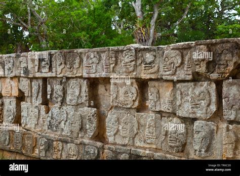 Plataforma De Los Cr Neos O Tzompantli Yacimiento Arqueol Gico Maya De