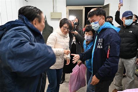 急凍寒流發威 街頭轉角送溫馨！縣府啟動街友低溫關懷 饒縣長及新科陳市長夜訪遊民送暖 中央社訊息平台