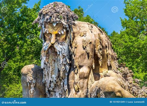 Coloso Barbudo De La Estatua Del Hombre De Los Jardines Públicos De La