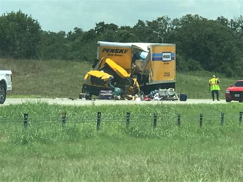 2 Killed 1 Airlifted To S A In Separate Traffic Accidents On I 10 Near Luling