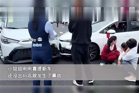 女生喜提新车还没出4s店，一脚油门连撞俩新车，副驾男友生无可恋