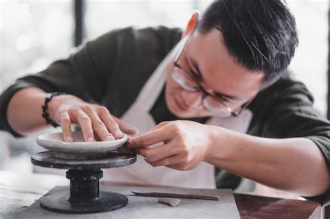 Un Hombre Asi Tico Feliz Que Trabaja En Un Estudio De Cer Mica Un