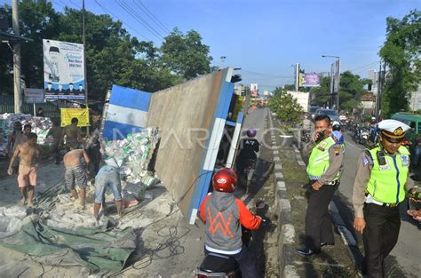 Kecelakaan Truk Di Jalur Pantura Antara Foto