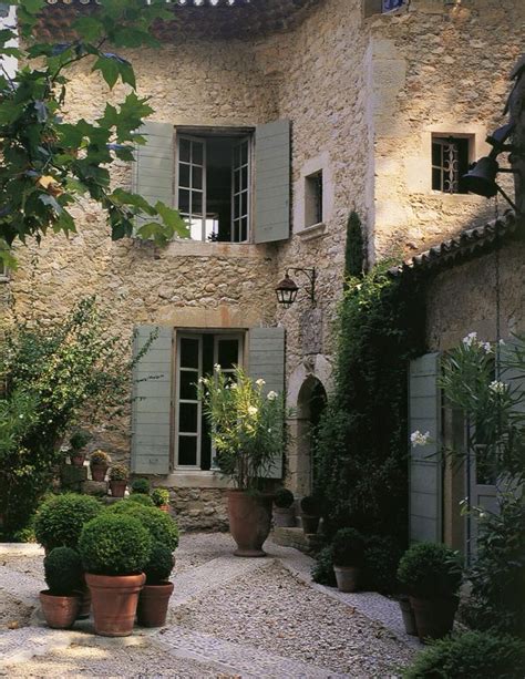 Content in a Cottage: Wonderful French Courtyard