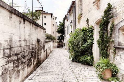 Street Scene in Uzès Pósters láminas cuadros y fotomurales Posters es