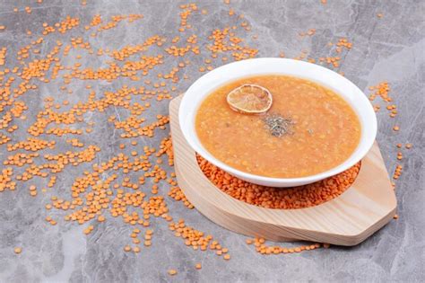 Sopa De Lentilha Vermelha Em Uma Travessa De Madeira No M Rmore Foto