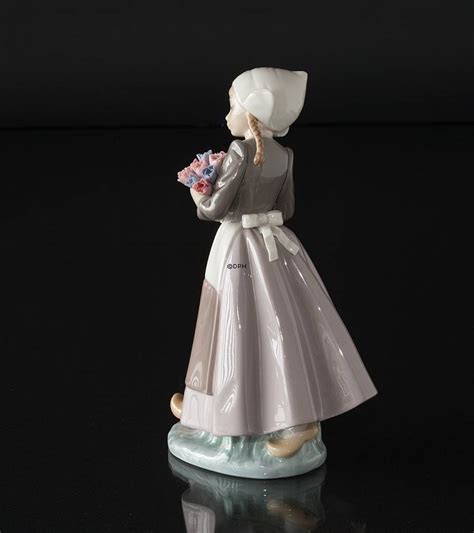 Lladro Figur Pige Med Blomster H 26 Cm Nr Dg3077 DPH Trading