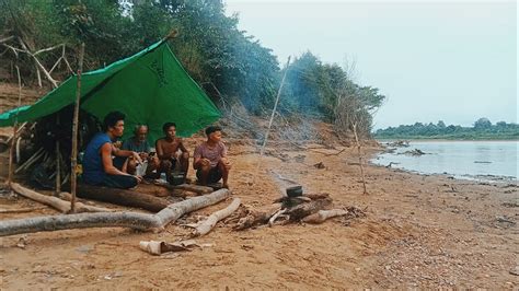 Camping Hujan Deras MEMBANGUN SHELTER DAN PANEN BANYAK IKAN MAKAN