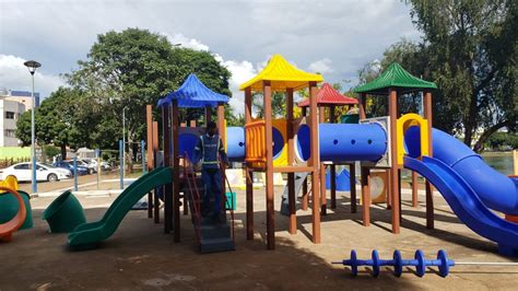 Parquinhos infantis começam a ser instalados em praças e parques de