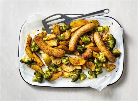 Traybake Met Braadworst Broccoli En Ras El Hanout Recept Allerhande