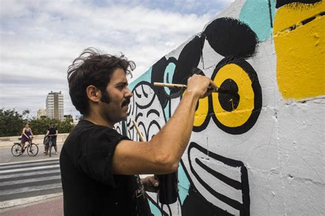 FOTOGALERÍA Elías Taño vuelve a pintar su mural sobre el caso Alsasua