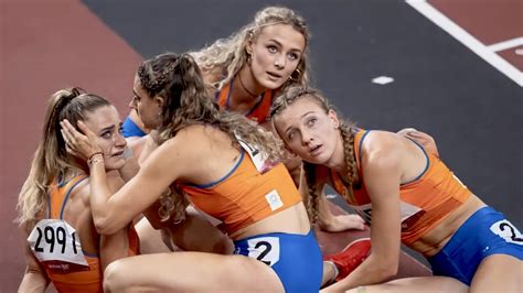 Dutch Women 4x400 Relay Team Looking At Their Score R