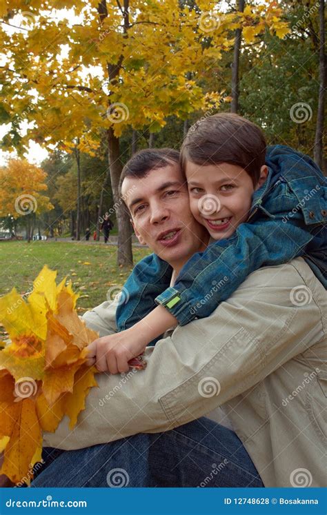 Padre E Hijo En Un Parque Del Oto O Foto De Archivo Imagen De