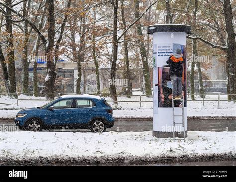 29.11.2023, Berlin, Schnee im Herbst, eine Litfaßsäule wird beklebt. *** 29 11 2023, Berlin ...