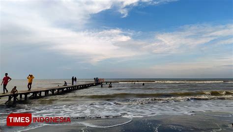 Masih Ppkm Level Pantai Tiris Indramayu Ramai Dikunjungi Times