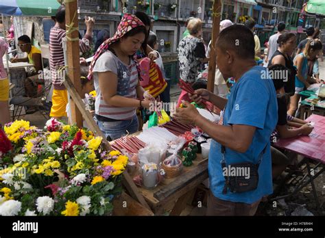 Una Persona Que Compra A La Luz De Velas En Recuerdo De Los Seres