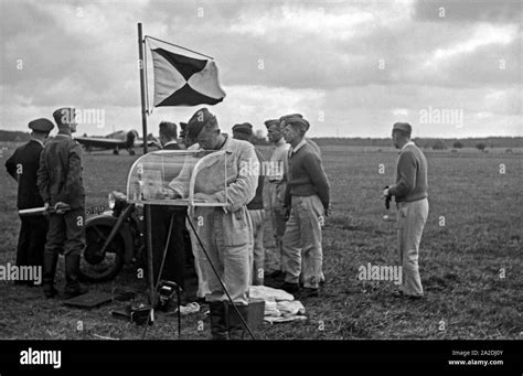 Rekruten Der Luftwaffe Der Wehrmacht Mit Dem Flugfeld Der Flieger