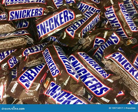 SNICKERS CHOCOLATE BAR editorial photography. Image of background - 159714917