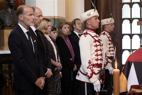 Le Roi Sim On Ii Et La Famille Royale Rapatrient Les Cendres Du Roi