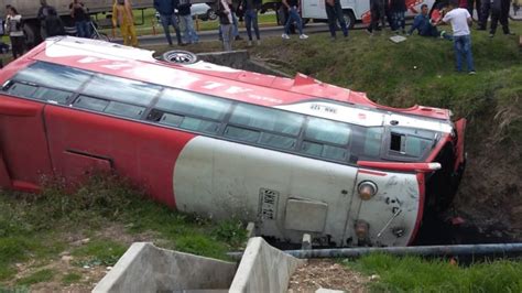 Bus Intermunicipal Se Volcó En La Vía Tocancipá Bogotá Noticias Rcn