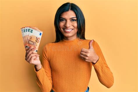 Joven Transexual Latina Transexual Mujer Holding Manojo De Billetes De