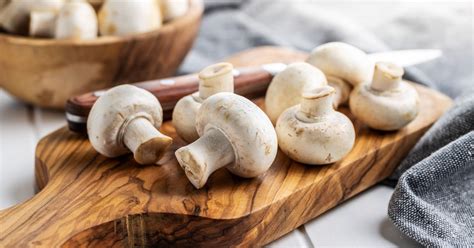 Champignons de Paris faut il les éplucher avant de les cuisiner