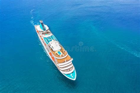 Velas Do Forro Do Navio De Cruzeiros No Mar Azul Que Sae De Uma Pena