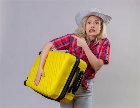 Viajero Mujer Joven Asustada Con Camisa Roja Con Sombrero Sosteniendo