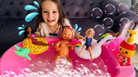 Barbie Videosu Ada Barbie Ve Kedileri ile Banyo Oyununda Bir Gün Barbie