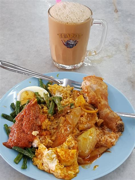 青蛙生活点滴 Froggy s Bits of Life 椰酱飯配烏賊和炸鶏 Nasi Lemak w Squid 马六甲椰酱饭