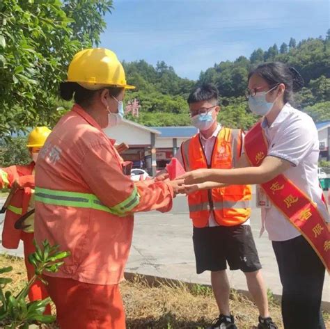 骄阳下，湘西高速人不惧“烤”验 组图龙山养护烈日