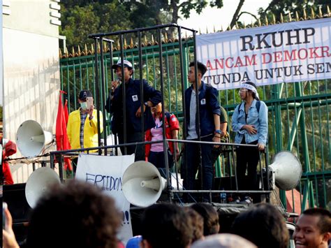 Foto Aksi Demo Mahasiswa Tolak Rkuhp Dan Ruu Kpk Tagar