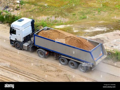 LKW Mit Kipper Sattelauflieger Transportiert Sand Aus Dem Steinbruch