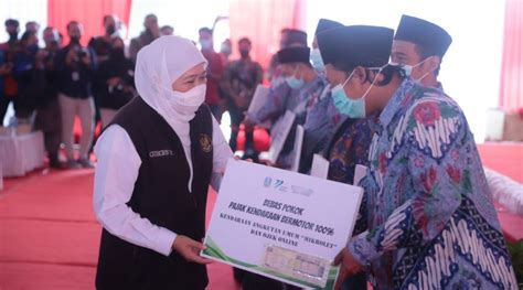 Di Jember Khofifah Salurkan Program Perlindungan Sosial Warga