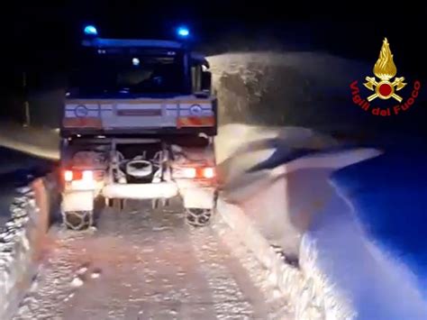 Automobilista In Forte Difficolt Sul Passo Giau Arrivano I Vigli Del