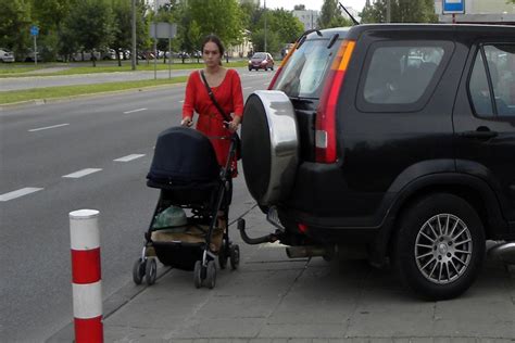 Groźne parkowanie na chodniku Prawo Drogowe