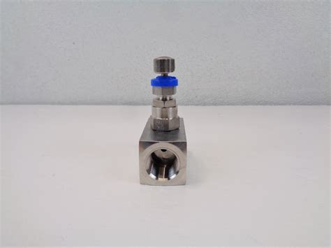 Parker 1 2 FNPT X 1 2 FNPT Needle Valve 6000 PSI Stainless Steel