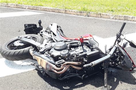 Motociclista morre após perder o controle e bater em placa de