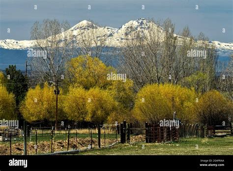 Cascade volcanoes hi-res stock photography and images - Alamy