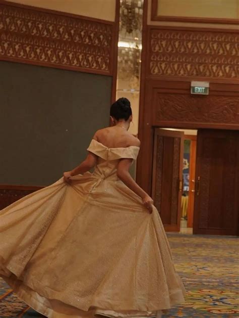 6 Potret Fanny Ghassani Pancarkan Kulit Eksotis Dengan Dress Emas