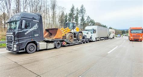 Verkehrschaos auf der A8 bei Pforzheim nach Lkw Unfällen