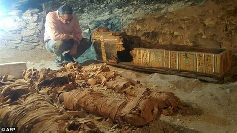 Un Archeologo Egiziano Esamina Tre Mummie Scoperte In Unantica Tomba