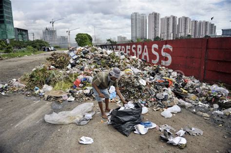 VOLUME SAMPAH JAKARTA | ANTARA Foto