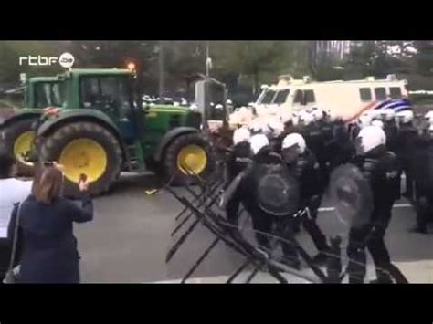 Un Tracteur Force Un Barrage De Police YouTube