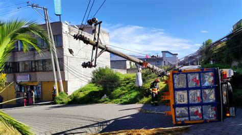 Cami N Derrumb Poste De Alumbrado P Blico En El Sur De Quito El Comercio