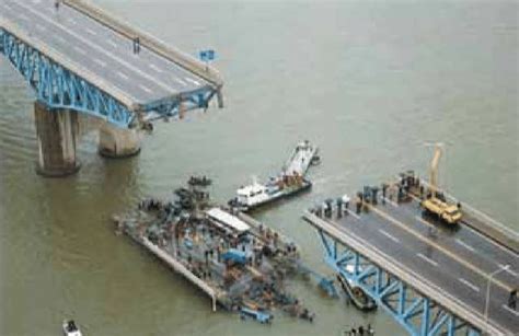 14 The collapse of the suspended span of the Seougsu Bridge in Seoul ...