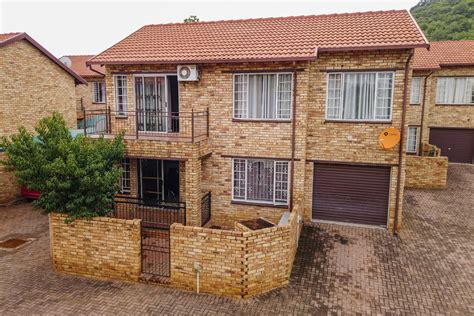 Bedroom Townhouse For Sale In Safari Gardens Re Max Of Southern Africa