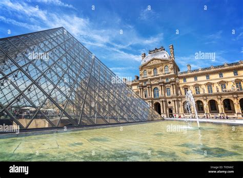 Louvre Palast Pyramide Stockfotos Und Bilder Kaufen Alamy